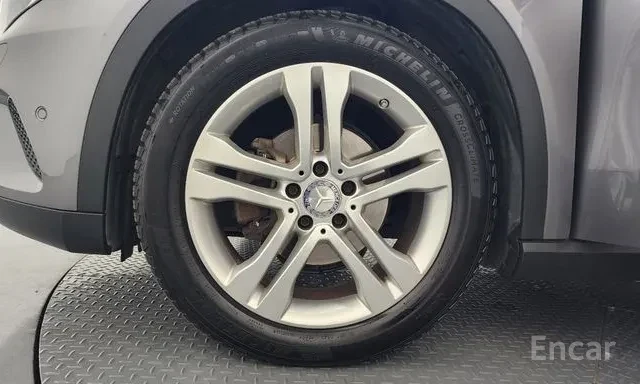 Mercedes-Benz GLA-Class GLA200 d 4MATIC 5