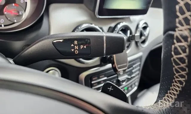 Mercedes-Benz GLA-Class GLA200 d 4MATIC 9