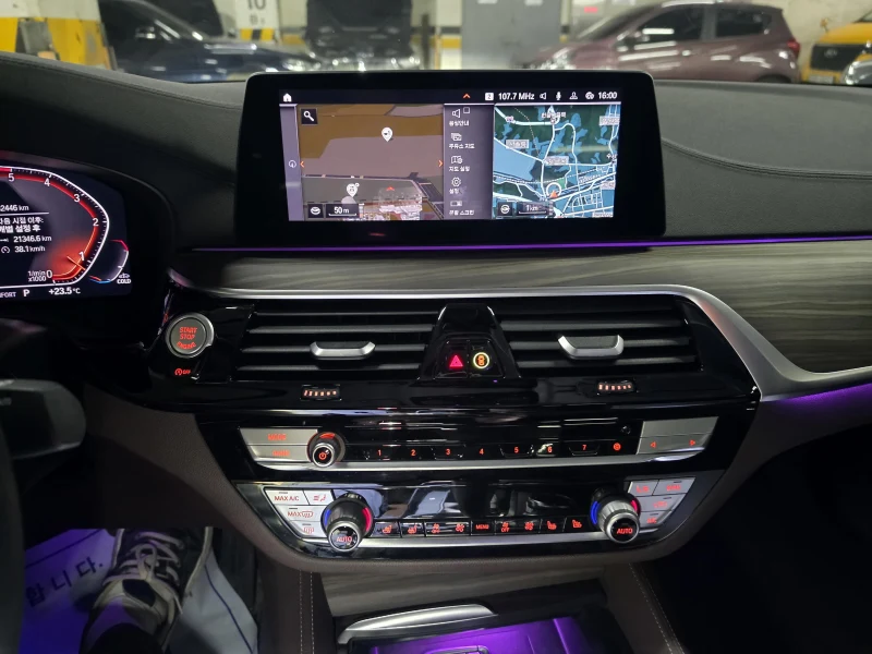 BMW 5-Series 520d xDrive Luxury Plus 14