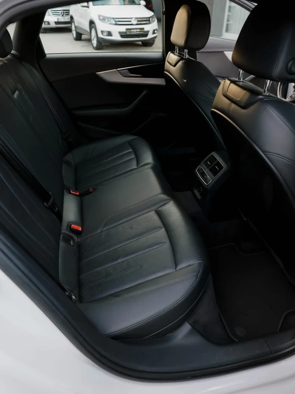 Audi A4 30 TDI S-Line 12