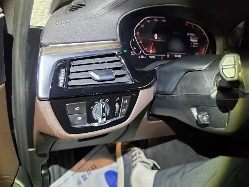 BMW 5-Series 520d xDrive Luxury Plus 12